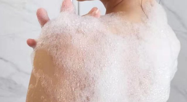 脸上痘痘反反复复毛孔大,痘痘黑头粉刺出油