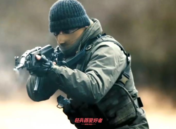 德国战术电影看过吗?《孤胆保镖》硬汉大叔和少女的枪械盛宴「电影*器武**解析」
