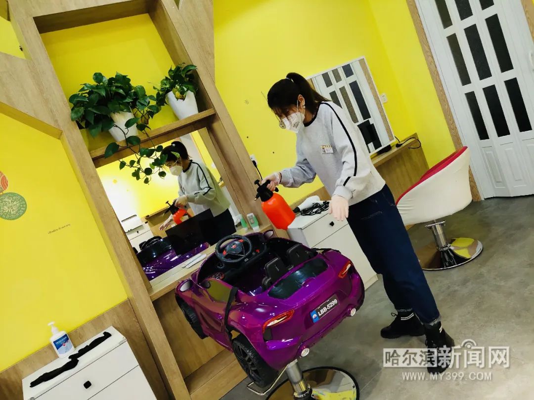 哈市大型商场复工+防疫“标配”外还做了不少“加分项”丨消杀再消杀，错时、区隔通道，“测温神器”减少顾客等待……