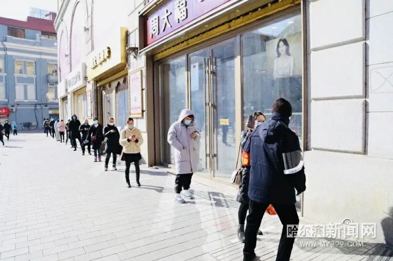 哈市大型商场复工+防疫“标配”外还做了不少“加分项”丨消杀再消杀，错时、区隔通道，“测温神器”减少顾客等待……