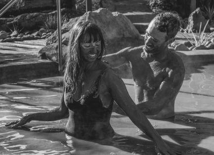 沾走“秽气”！各国花样泥浴泡出心中喜