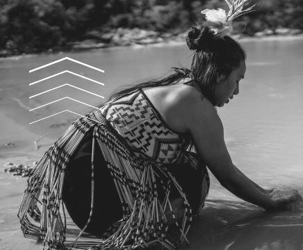 沾走“秽气”！各国花样泥浴泡出心中喜