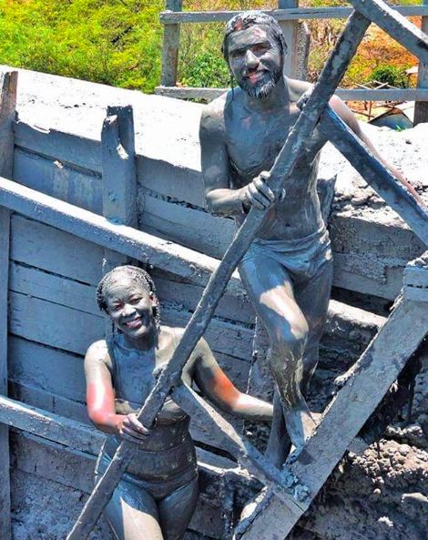 沾走“秽气”！各国花样泥浴泡出心中喜