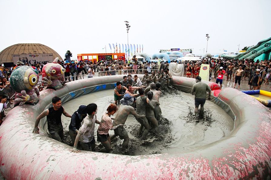 沾走“秽气”！各国花样泥浴泡出心中喜