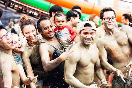 沾走“秽气”！各国花样泥浴泡出心中喜