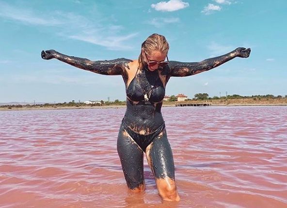 沾走“秽气”！各国花样泥浴泡出心中喜