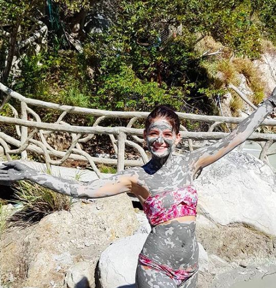 沾走“秽气”！各国花样泥浴泡出心中喜