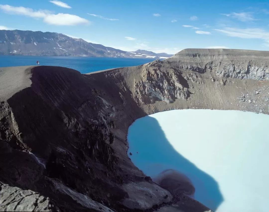 沾走“秽气”！各国花样泥浴泡出心中喜