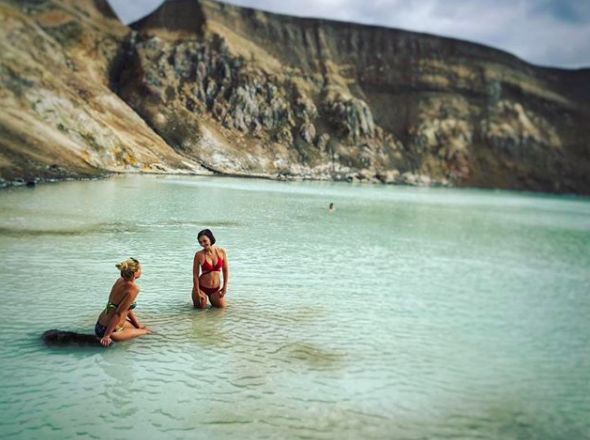 沾走“秽气”！各国花样泥浴泡出心中喜