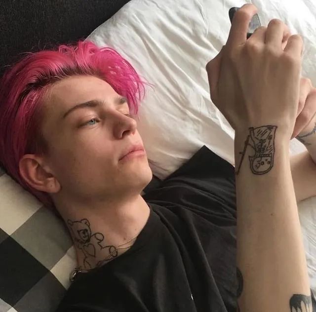 *男猛**日记：淡黄的长裙，蓬松的头发是什么鬼...我们就不吃这套