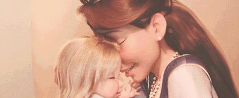 孕妇走在路上孩子突然掉出来了,孕妇在散步孩子突然掉出来