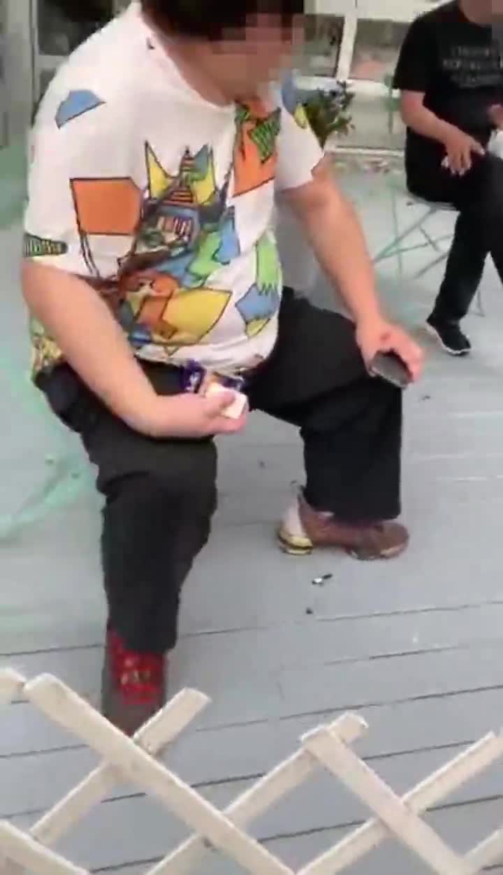 维稳办主任打了女业委会主任？高新区：只是抢夺手机时抓住胳膊