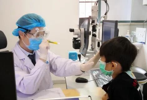 五岁男童变斗鸡眼,六岁的小孩突然变斗鸡眼怎么回事