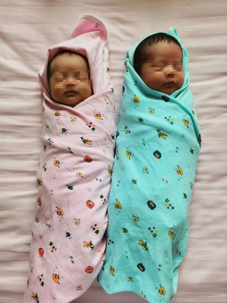 龙凤胎宝宝出院,龙凤胎出院回家新闻