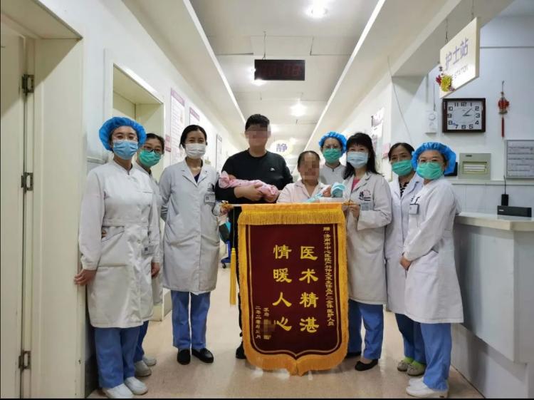 龙凤胎宝宝出院,龙凤胎出院回家新闻