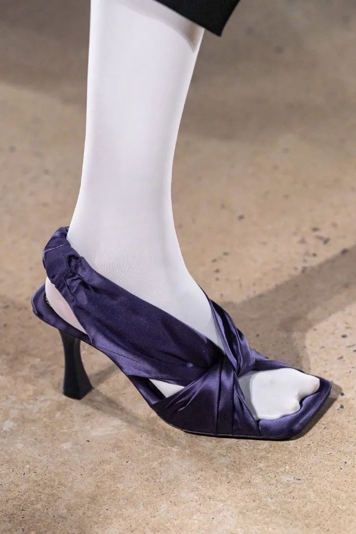 不能错过近年来大火的方头鞋,bv方头鞋推荐