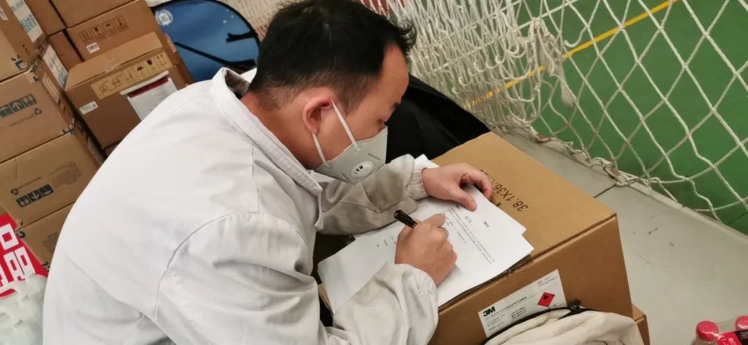 一个武汉人和他们扛起的亿元物资：这里没有旁观者