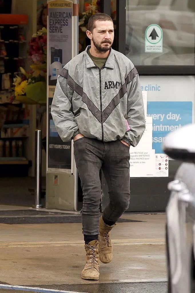 （书接上回）喜欢军事对吧！我介绍你去「军事交易所」