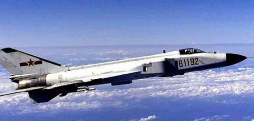 王伟烈士墓前的飞机,王伟烈士墓前有人送来航母模型