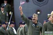 王伟烈士墓前的飞机,王伟烈士墓前有人送来航母模型