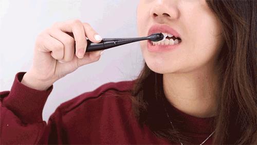 英国人被嘲几十年的黄牙口臭，终于靠它洗白了