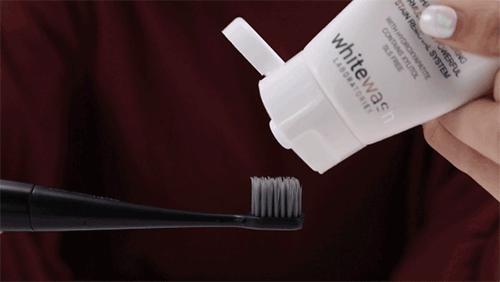 英国人被嘲几十年的黄牙口臭，终于靠它洗白了