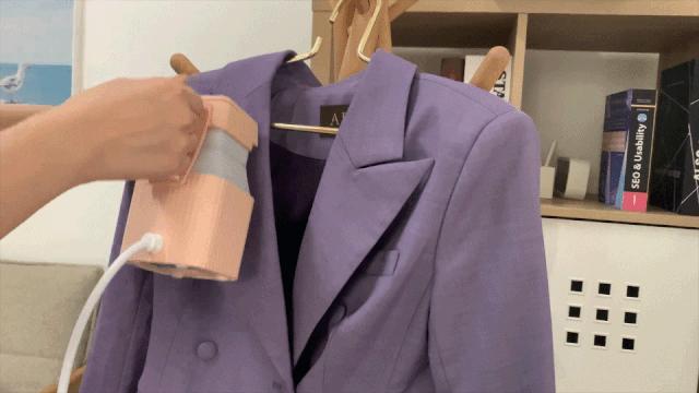 换季衣服皱巴怎么办？可以折叠的手持挂烫机1分钟熨平旧衣，一机两用，连除螨仪都省了