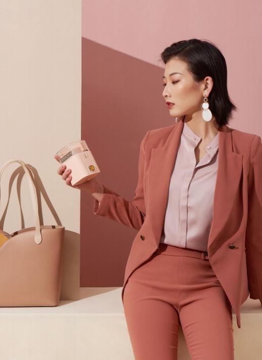 换季衣服皱巴怎么办？可以折叠的手持挂烫机1分钟熨平旧衣，一机两用，连除螨仪都省了