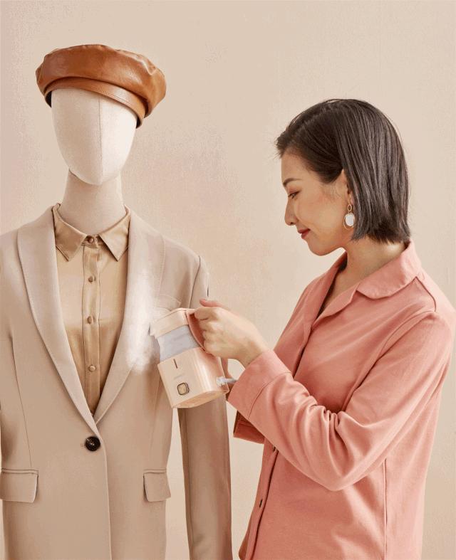 换季衣服皱巴怎么办？可以折叠的手持挂烫机1分钟熨平旧衣，一机两用，连除螨仪都省了