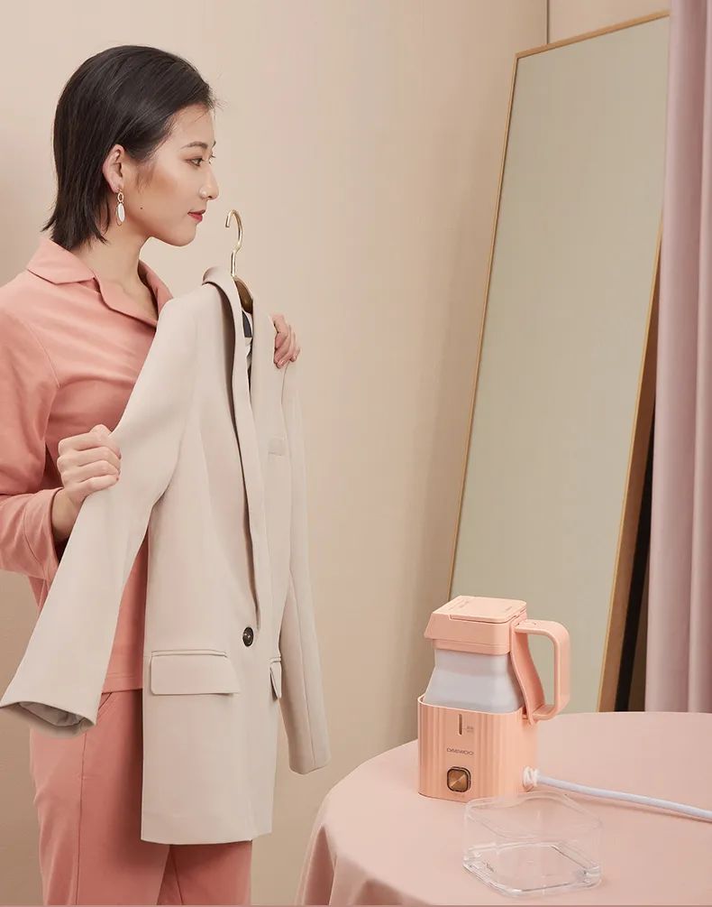 换季衣服皱巴怎么办？可以折叠的手持挂烫机1分钟熨平旧衣，一机两用，连除螨仪都省了