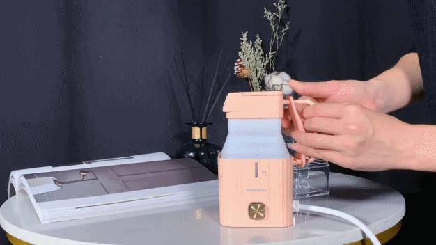 换季衣服皱巴怎么办？可以折叠的手持挂烫机1分钟熨平旧衣，一机两用，连除螨仪都省了