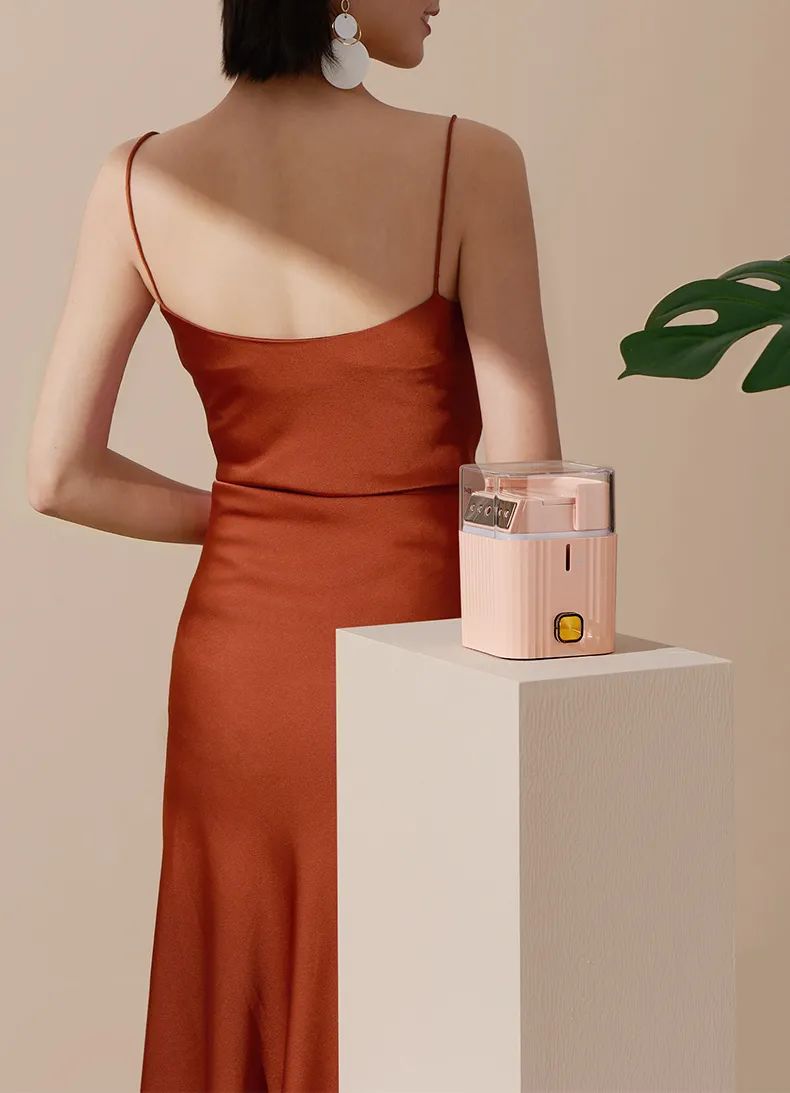 换季衣服皱巴怎么办？可以折叠的手持挂烫机1分钟熨平旧衣，一机两用，连除螨仪都省了