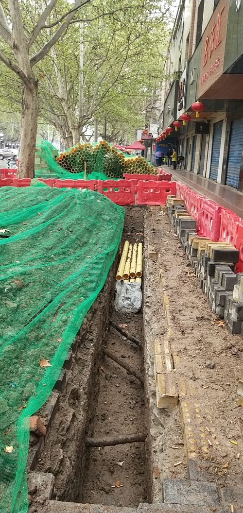 新城区市政工程刚开挖被叫停，横在东郊德瑞箱包城门口的沟撂了俩礼拜了