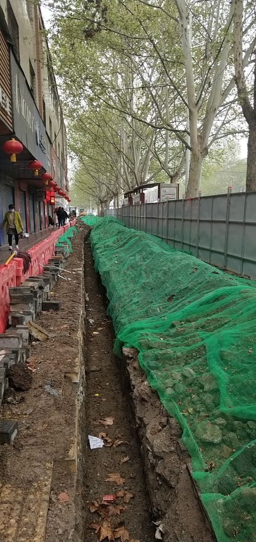 新城区市政工程刚开挖被叫停，横在东郊德瑞箱包城门口的沟撂了俩礼拜了