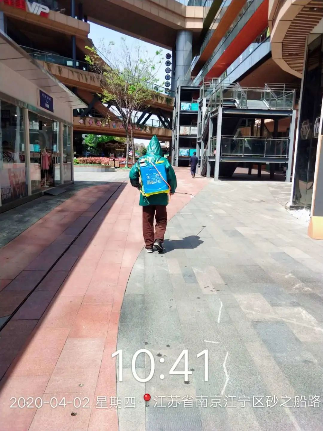 除了线上放风筝拿奖品这件大事，明天10:00交广网带货明星即将诞生……