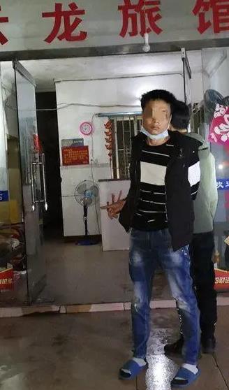 男子为50元车费杀害出租车司机,男子为50元杀老板娘