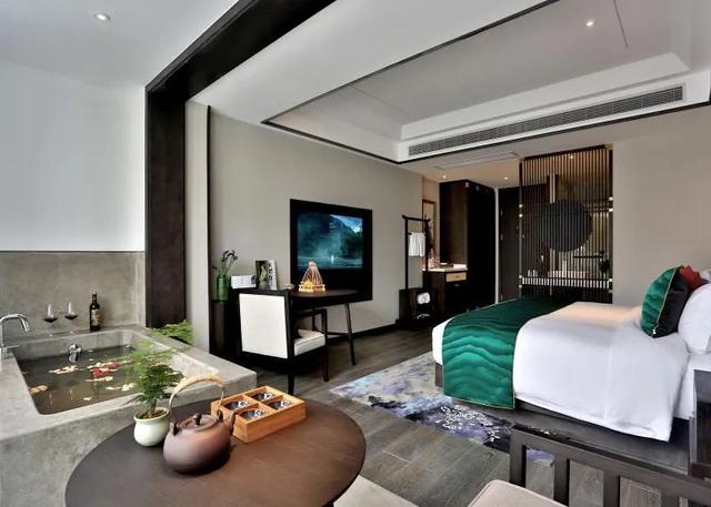 美豪酒店「渡劫」：送外卖、做汤池、转联办，看准本地生活