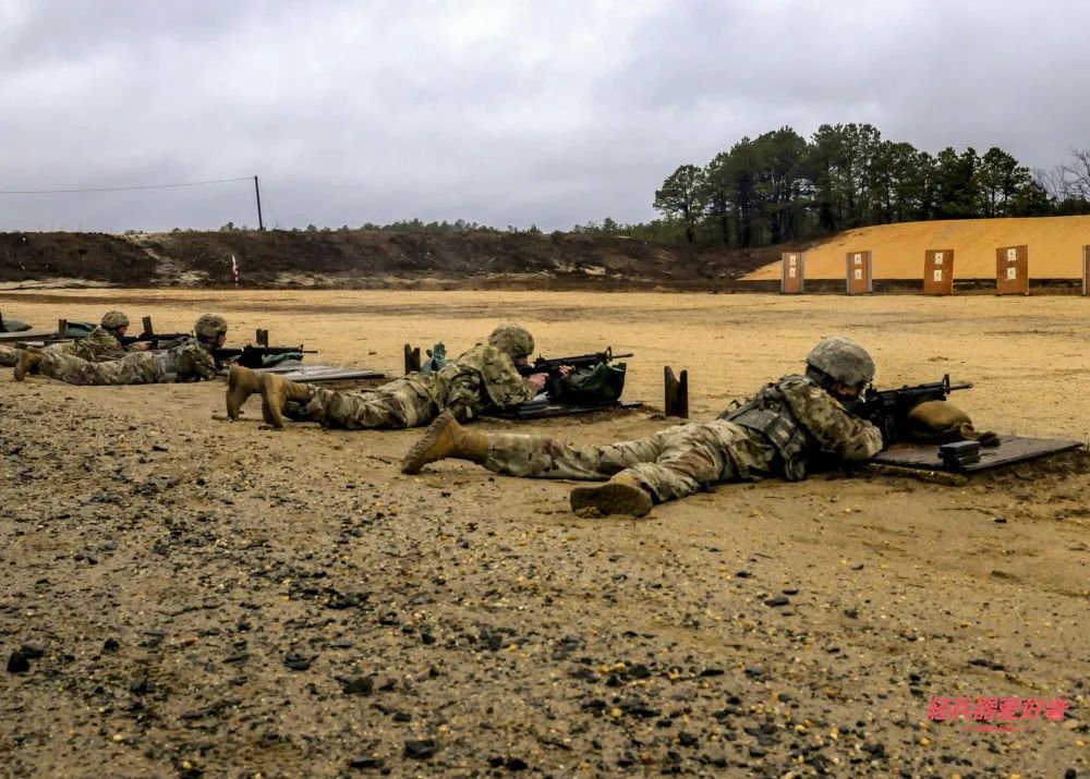 57式重机枪射击视频,14.5毫米重机枪抵肩射击