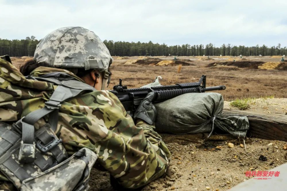 57式重机枪射击视频,14.5毫米重机枪抵肩射击