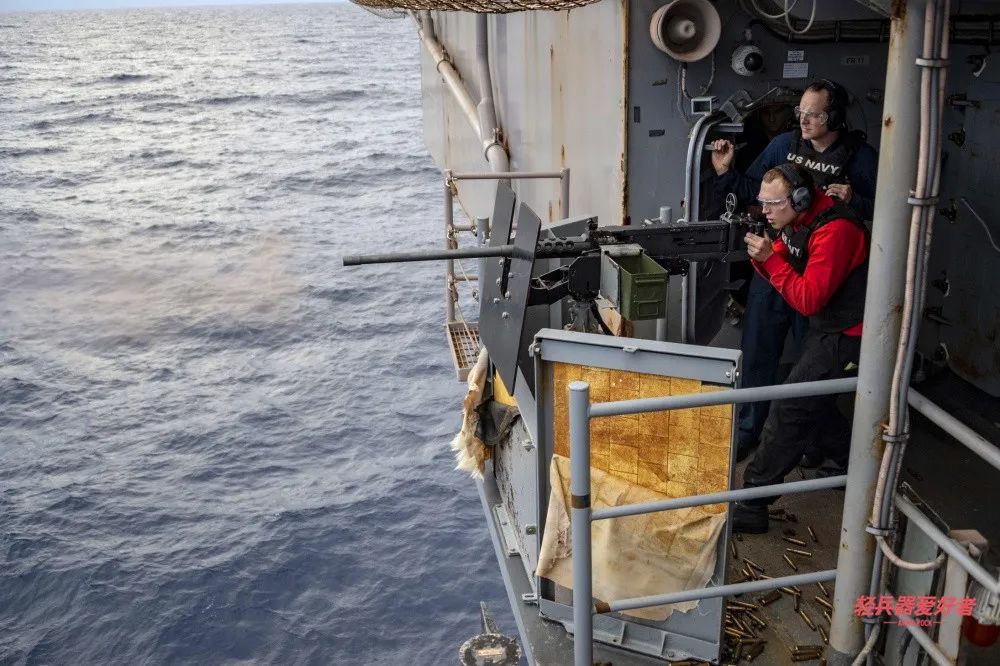 57式重机枪射击视频,14.5毫米重机枪抵肩射击