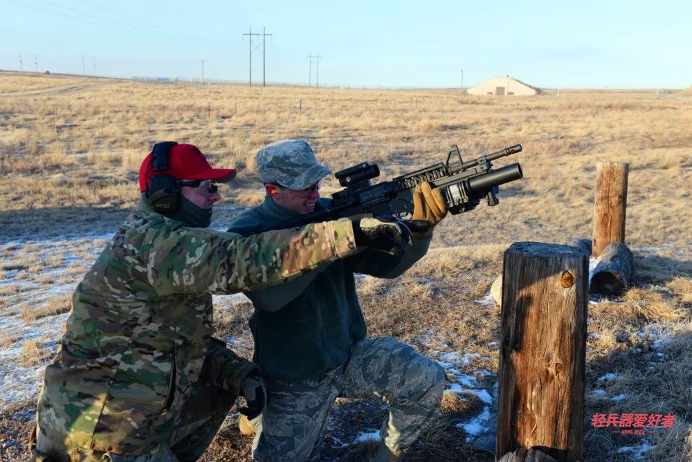 57式重机枪射击视频,14.5毫米重机枪抵肩射击