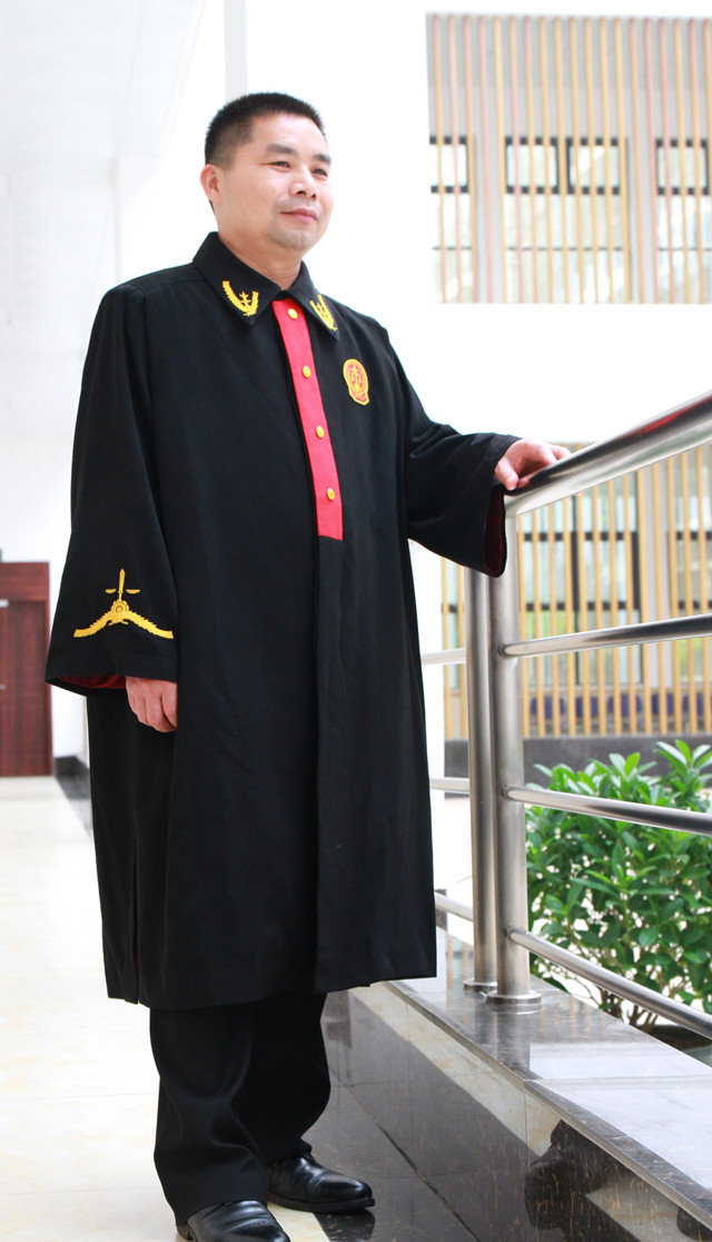 刀尖舞者扫黑除恶扬正气——记横县法院刑庭李英杰法官