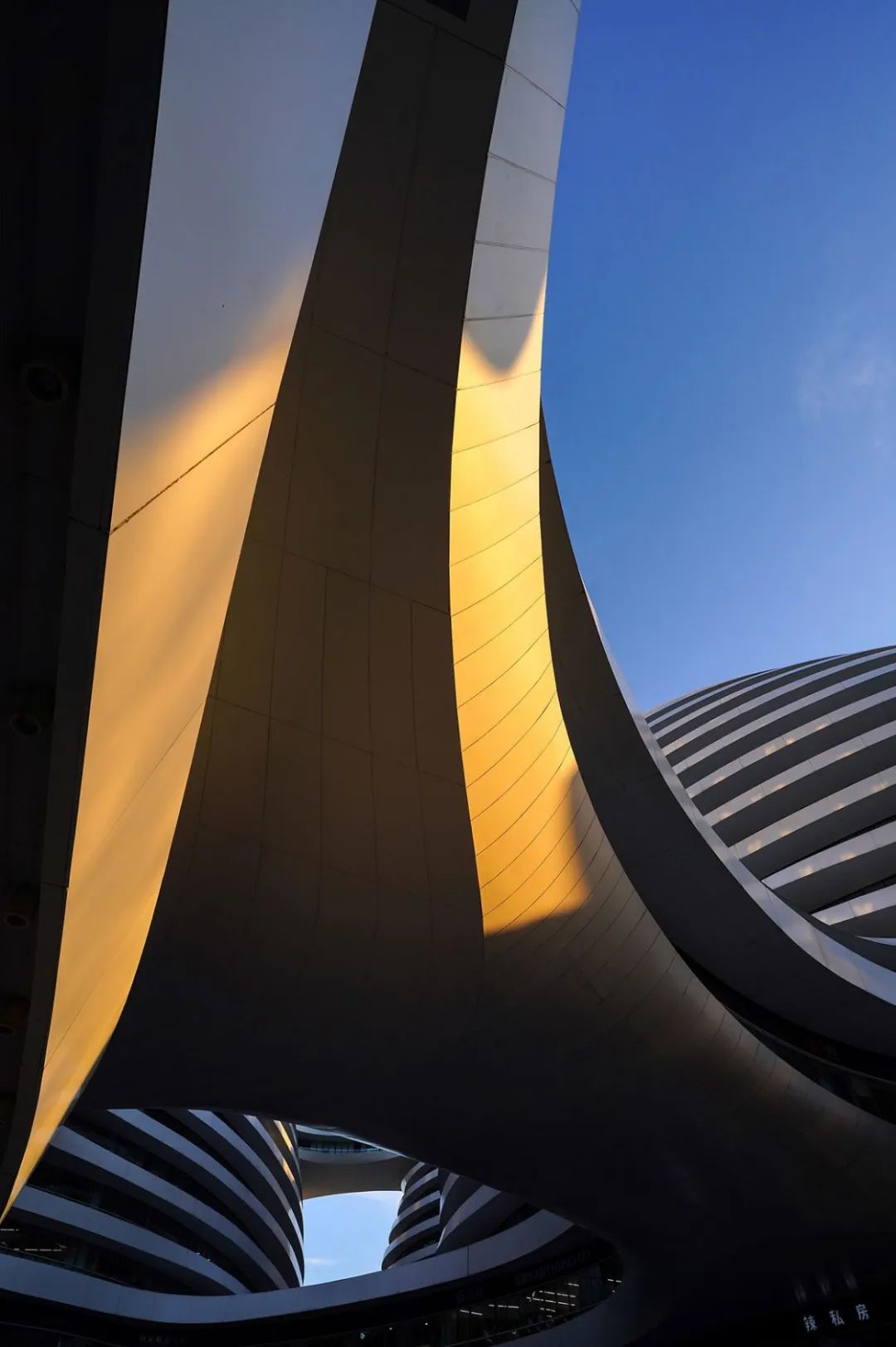 索尼fe20mmf1.8g超广角镜头,索尼fe35mmf1.4gm镜头测评