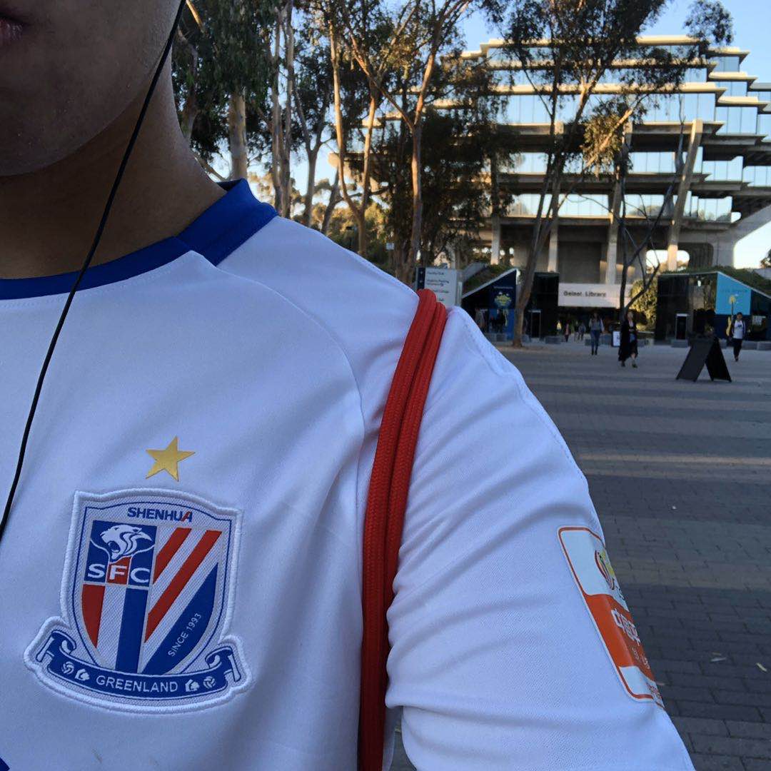 「球迷谱②」穿申花球衣在美国校园“刷存在感”,隔离期於肖立操作球队“转会”