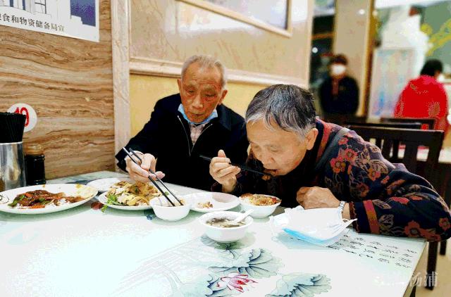 复市后的老字号餐馆们怎么样了?你们的小笼锅贴汤团馒头还好伐?