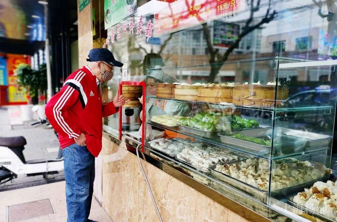 复市后的老字号餐馆们怎么样了？你们的小笼锅贴汤团馒头还好伐？