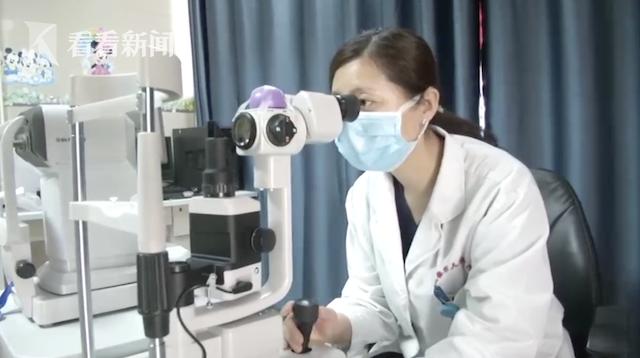 婴儿眼睛红肿有黄色粘稠物怎么办,宝宝眼皮被戳到了红肿怎么回事