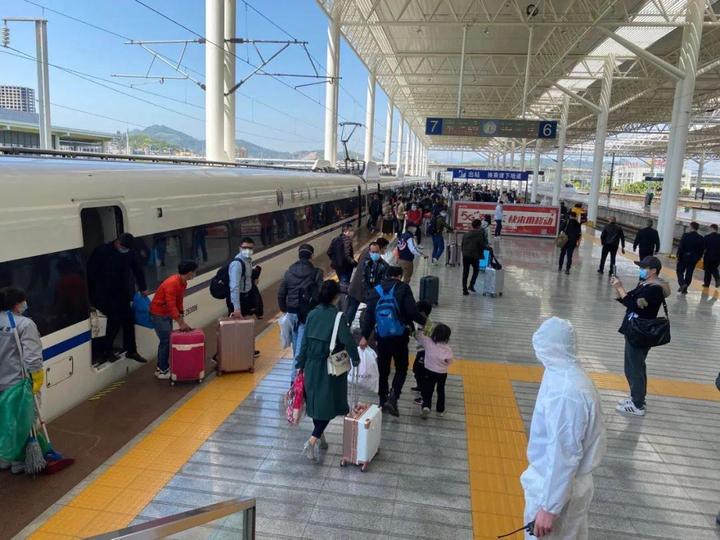 武汉“解封”后首趟航班、列车抵温,两地往返通道陆续恢复