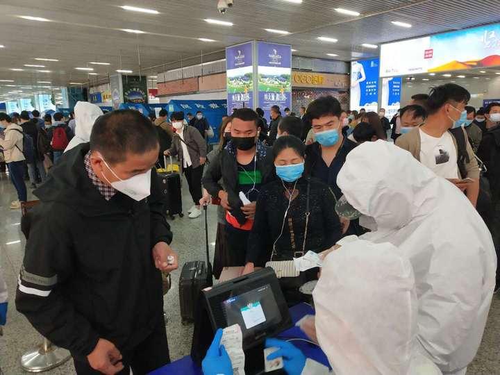 武汉“解封”后首趟航班、列车抵温,两地往返通道陆续恢复