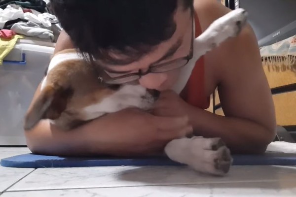 背心爸健身做棒式 底下萌妹一直亲